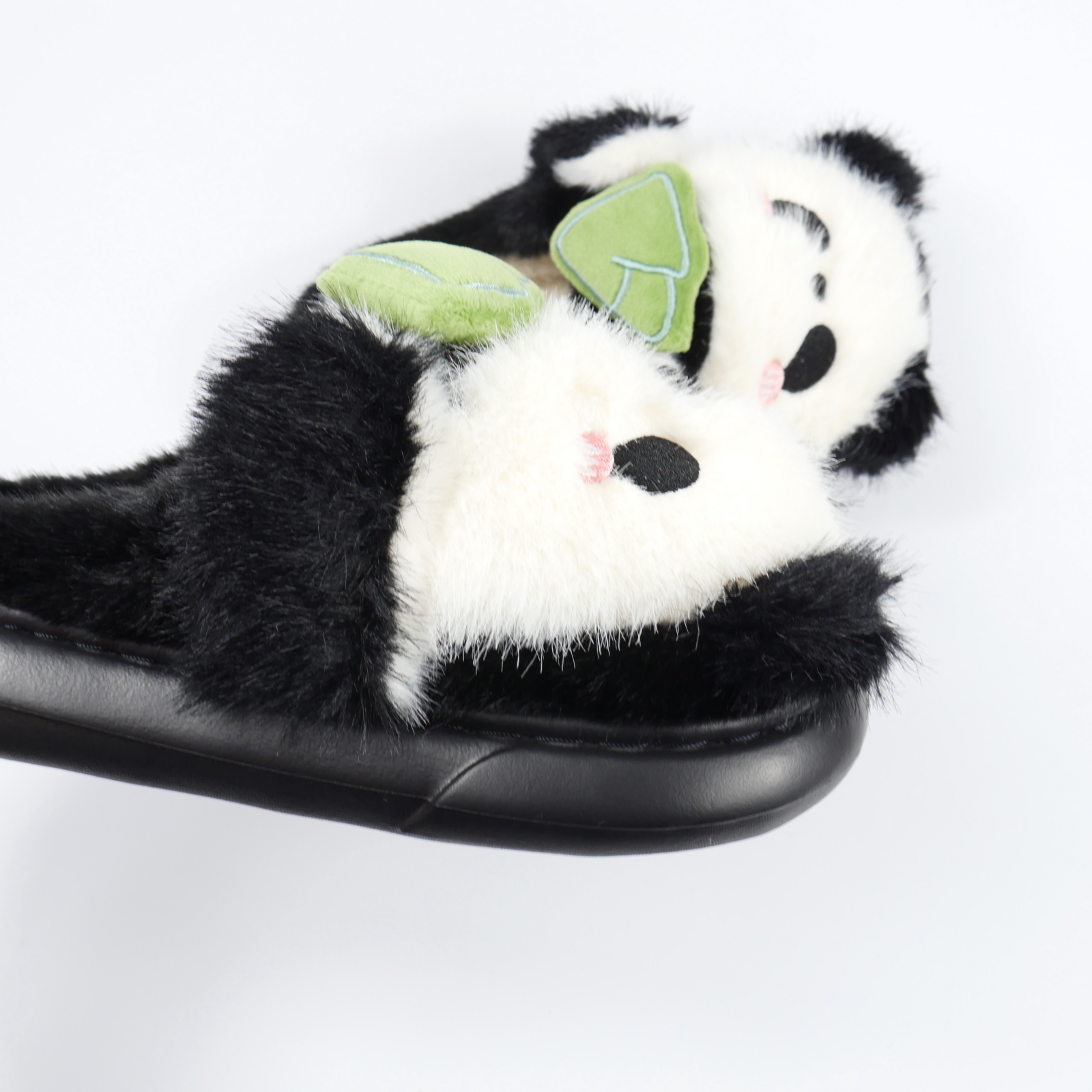 Дитячі кімнатні капці «Звірятка» з еко-хутра (Чорно-білі панда)