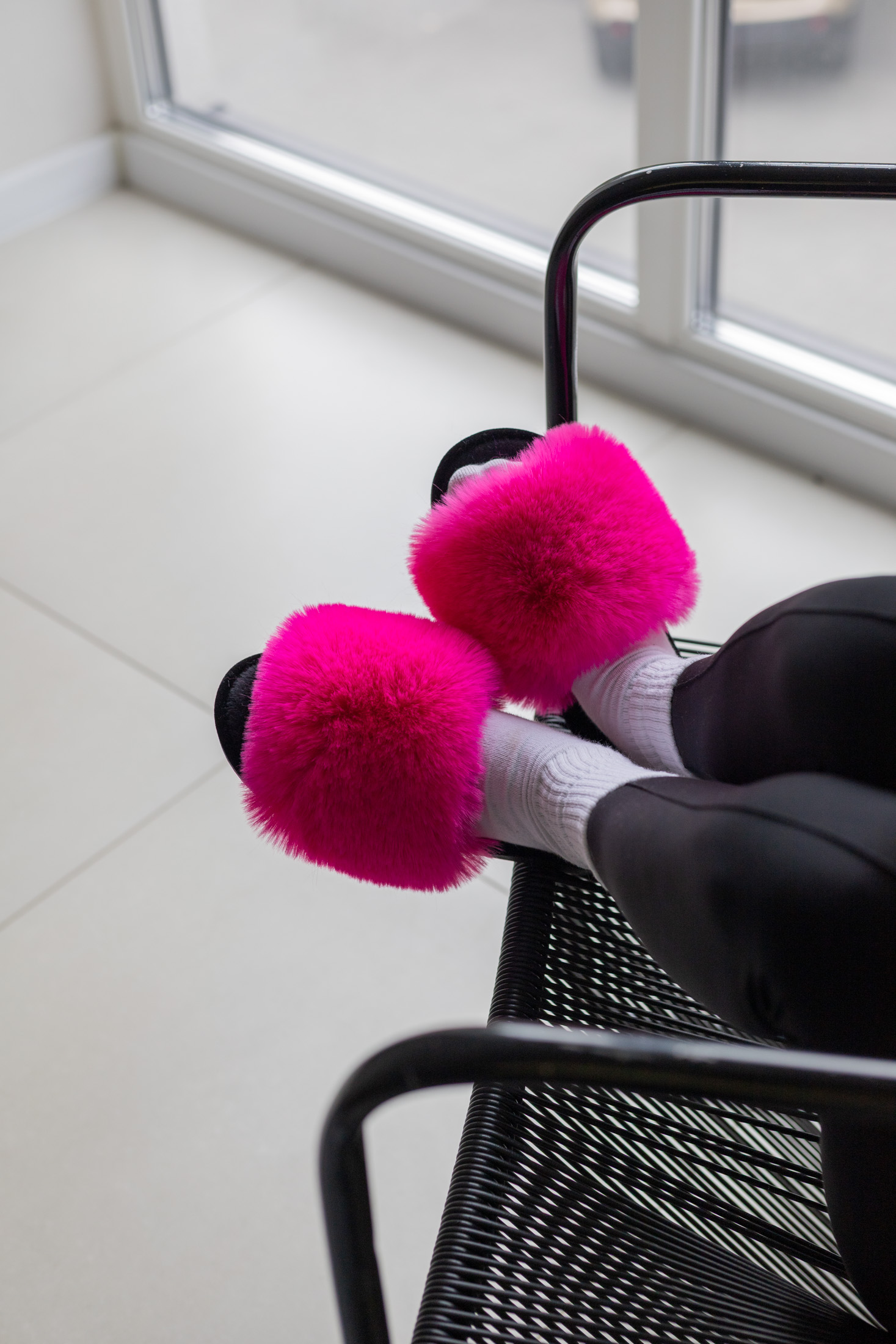 Жіночі домашні капці Halluci з еко-хутра малиново-чорні