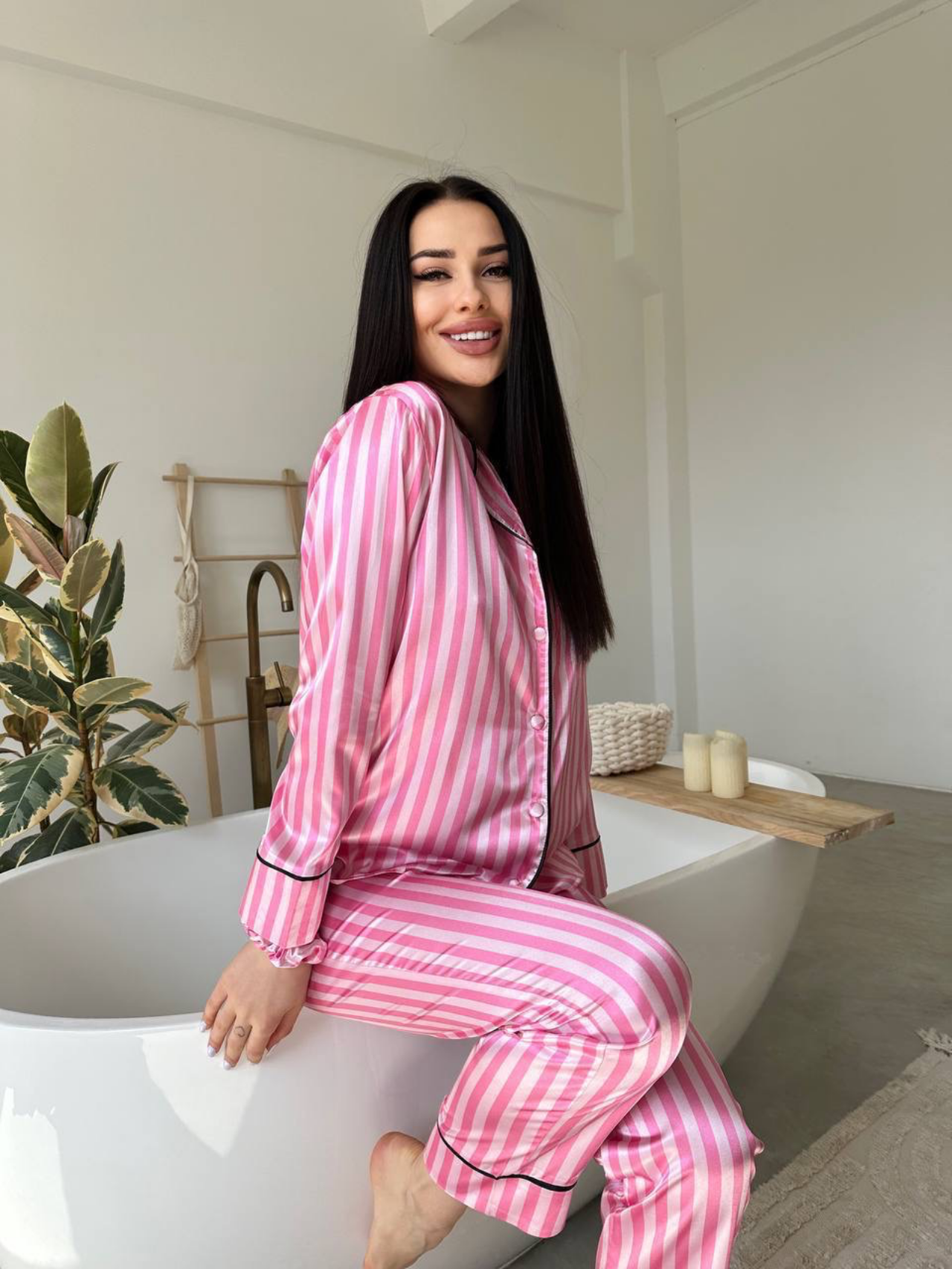 Жіноча сатинова піжама в рожеву смужку — домашній комплект штани + сорочка