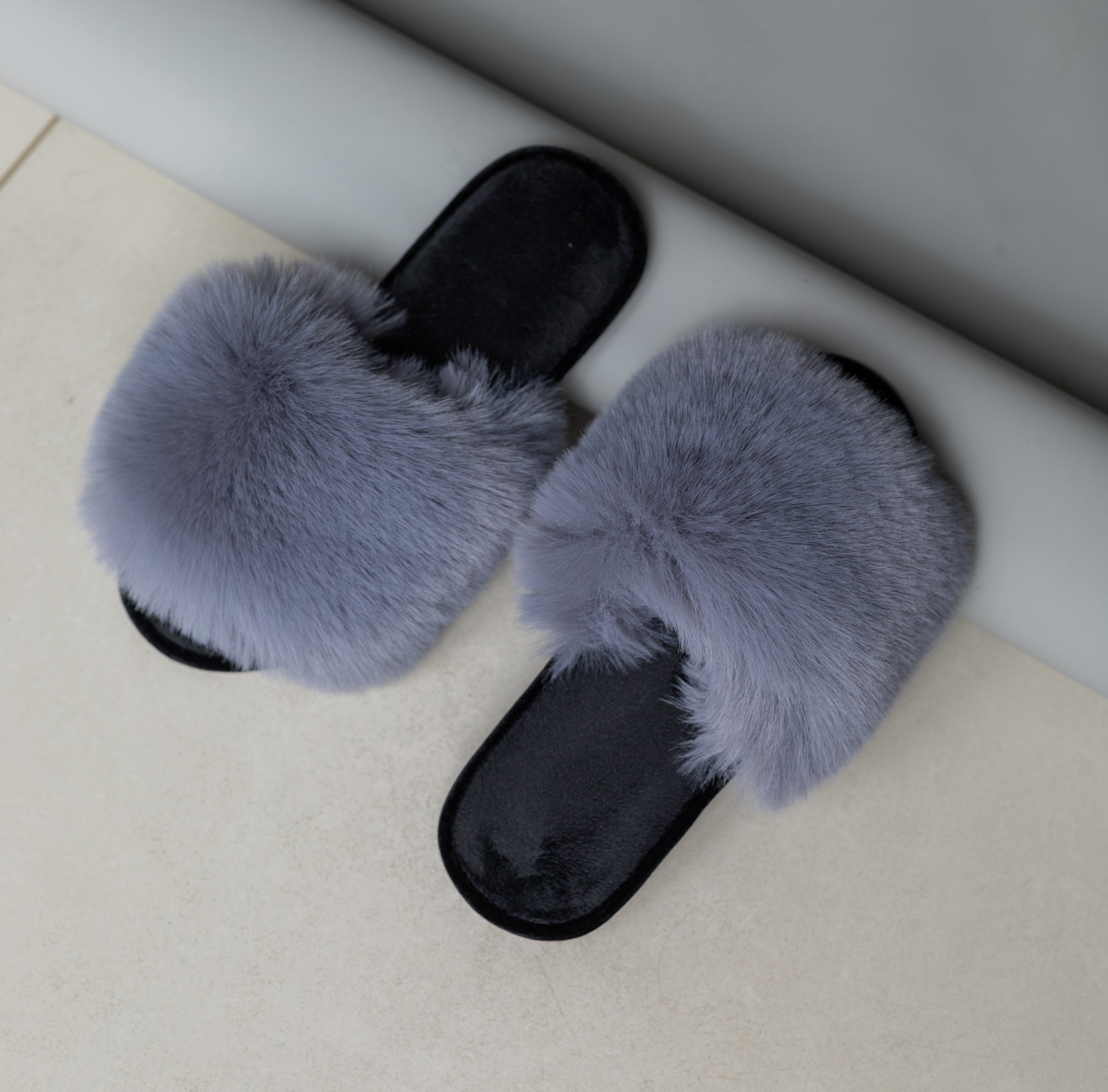 Жіночі домашні капці Halluci з хутра у сіро-чорному кольорі