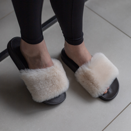 Жіночі молочні тапочки на резиновій підошві - для вулиці