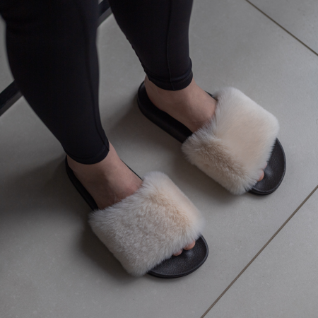 Жіночі молочні тапочки на резиновій підошві - для вулиці