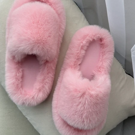 Трендові жіночі тапки Luxury з еко-хутра на платформі в рожевому кольорі