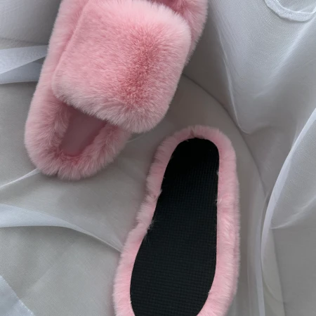 Трендові жіночі тапки Luxury з еко-хутра на платформі в рожевому кольорі