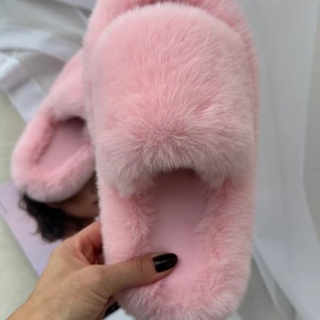 Трендові жіночі тапки Luxury з еко-хутра на платформі в рожевому кольорі