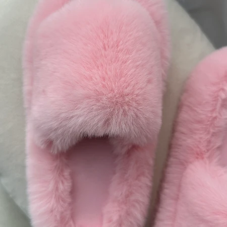 Трендові жіночі тапки Luxury з еко-хутра на платформі в рожевому кольорі