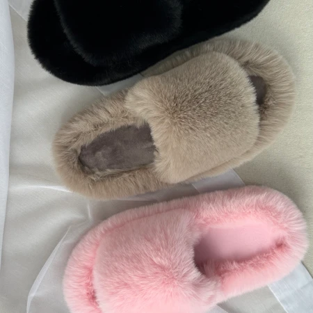 Трендові жіночі тапки Luxury з еко-хутра на платформі в рожевому кольорі