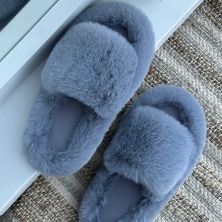 Трендові жіночі тапки Luxury з еко-хутра на платформі в сірому кольорі