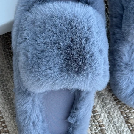 Трендові жіночі тапки Luxury з еко-хутра на платформі в сірому кольорі