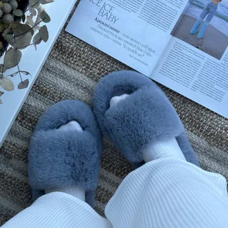 Трендові жіночі тапки Luxury з еко-хутра на платформі в сірому кольорі