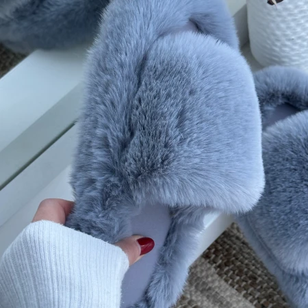 Трендові жіночі тапки Luxury з еко-хутра на платформі в сірому кольорі