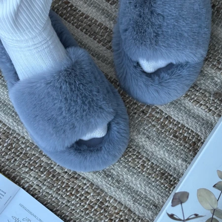 Трендові жіночі тапки Luxury з еко-хутра на платформі в сірому кольорі