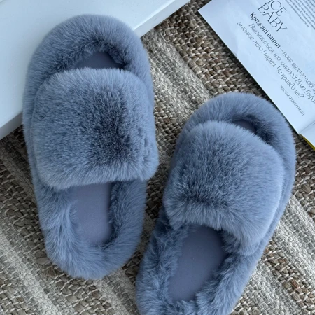 Трендові жіночі тапки Luxury з еко-хутра на платформі в сірому кольорі