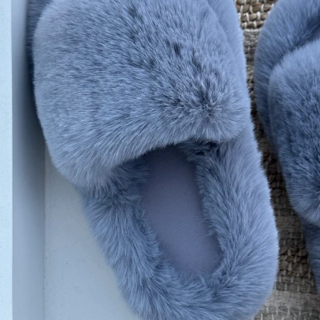 Трендові жіночі тапки Luxury з еко-хутра на платформі в сірому кольорі