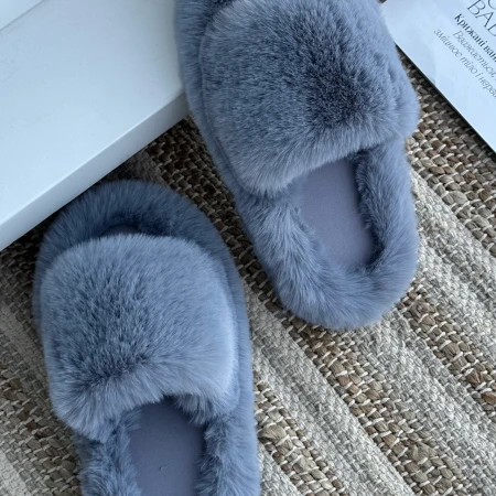 Трендові жіночі тапки Luxury з еко-хутра на платформі в сірому кольорі