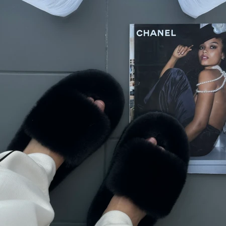 Трендові жіночі тапки Luxury з еко-хутра на платформі в чорному кольорі