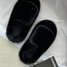Трендові жіночі тапки Luxury з еко-хутра на платформі в чорному кольорі