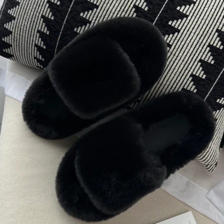 Трендові жіночі тапки Luxury з еко-хутра на платформі в чорному кольорі