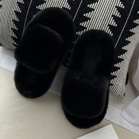 Трендові жіночі тапки Luxury з еко-хутра на платформі в чорному кольорі