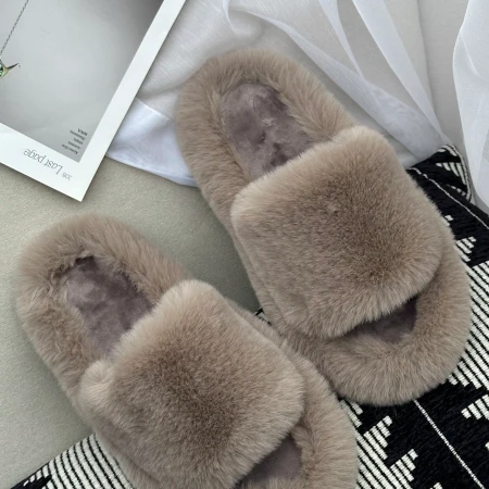 Трендові жіночі тапки Luxury з еко-хутра на платформі в Бежевому кольорі