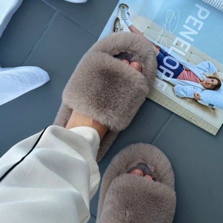 Трендові жіночі тапки Luxury з еко-хутра на платформі в Бежевому кольорі