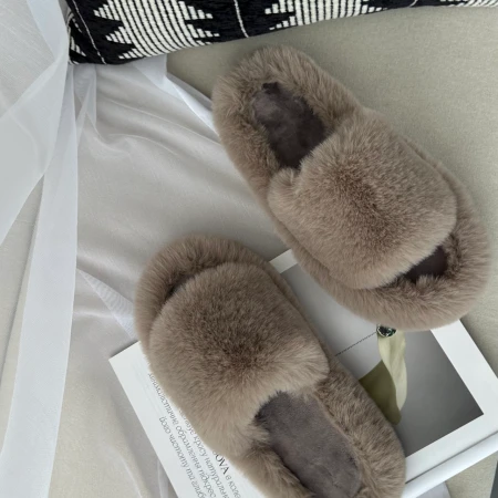 Трендові жіночі тапки Luxury з еко-хутра на платформі в Бежевому кольорі