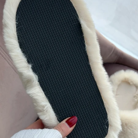 Трендові жіночі тапки Luxury з еко-хутра на платформі в Кремовому кольорі