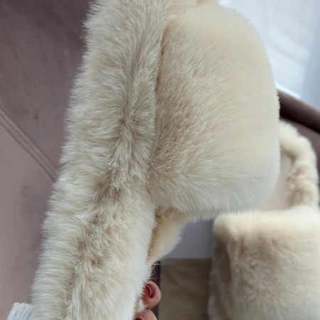 Трендові жіночі тапки Luxury з еко-хутра на платформі в Кремовому кольорі