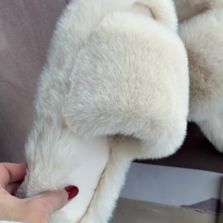 Трендові жіночі тапки Luxury з еко-хутра на платформі в Кремовому кольорі