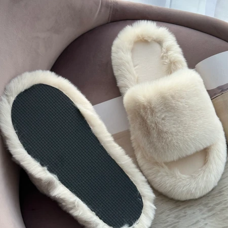 Трендові жіночі тапки Luxury з еко-хутра на платформі в Кремовому кольорі
