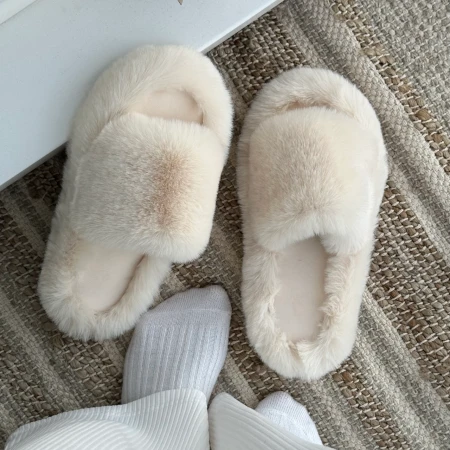 Трендові жіночі тапки Luxury з еко-хутра на платформі в Кремовому кольорі
