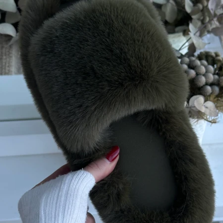 Жіночі домашні пухнасті капці Luxury з відкритим носком у темно-зеленому кольорі