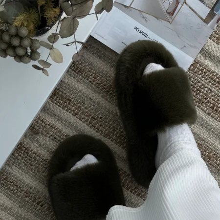 Жіночі домашні пухнасті капці Luxury з відкритим носком у темно-зеленому кольорі