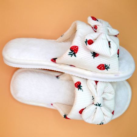 Жіночі домашні капці Strawberry Dream молочні