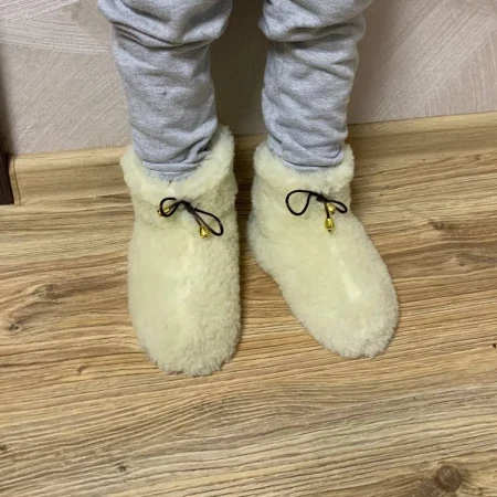 Теплі дитячи чуні-тапки з овчини на підошві EVA білі