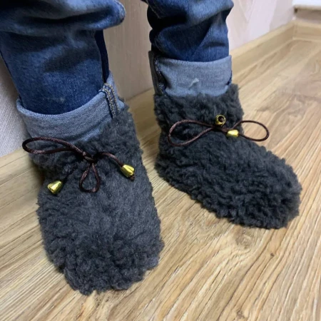 Теплі дитячи чуні-тапки з овчини на підошві EVA сірий