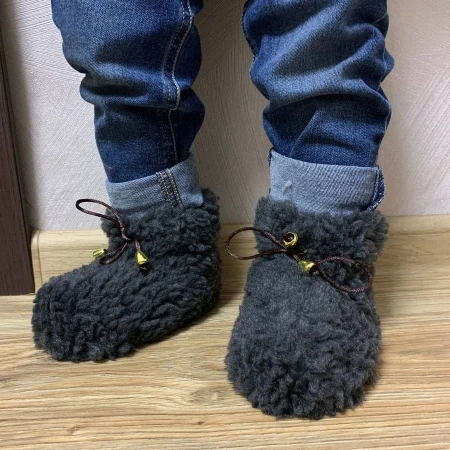 Теплі дитячи чуні-тапки з овчини на підошві EVA сірий