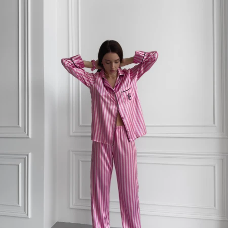 Жіноча сатинова піжама в рожеву смужку — домашній комплект штани + сорочка