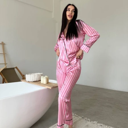 Жіноча сатинова піжама в рожеву смужку — домашній комплект штани + сорочка