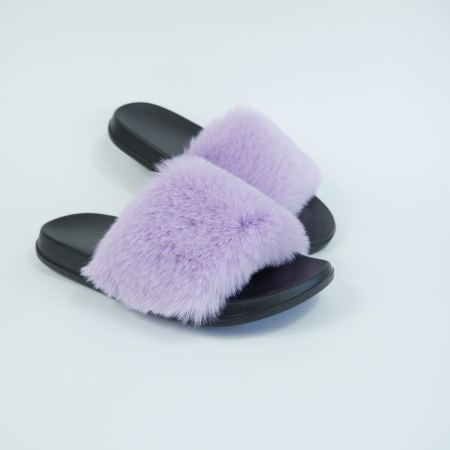 Вот как правильно называются такие тапочки на русском языке для поиска или покупки:  Основные варианты названий: Женские уличные тапочки на резиновой подошве, фиолетовые