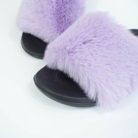 Вот как правильно называются такие тапочки на русском языке для поиска или покупки:  Основные варианты названий: Женские уличные тапочки на резиновой подошве, фиолетовые