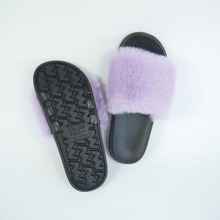 Вот как правильно называются такие тапочки на русском языке для поиска или покупки:  Основные варианты названий: Женские уличные тапочки на резиновой подошве, фиолетовые