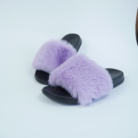 Вот как правильно называются такие тапочки на русском языке для поиска или покупки:  Основные варианты названий: Женские уличные тапочки на резиновой подошве, фиолетовые