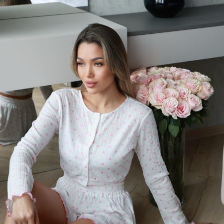 Женская пижама с шортами и цветочным принтом — нежный комплект для сна